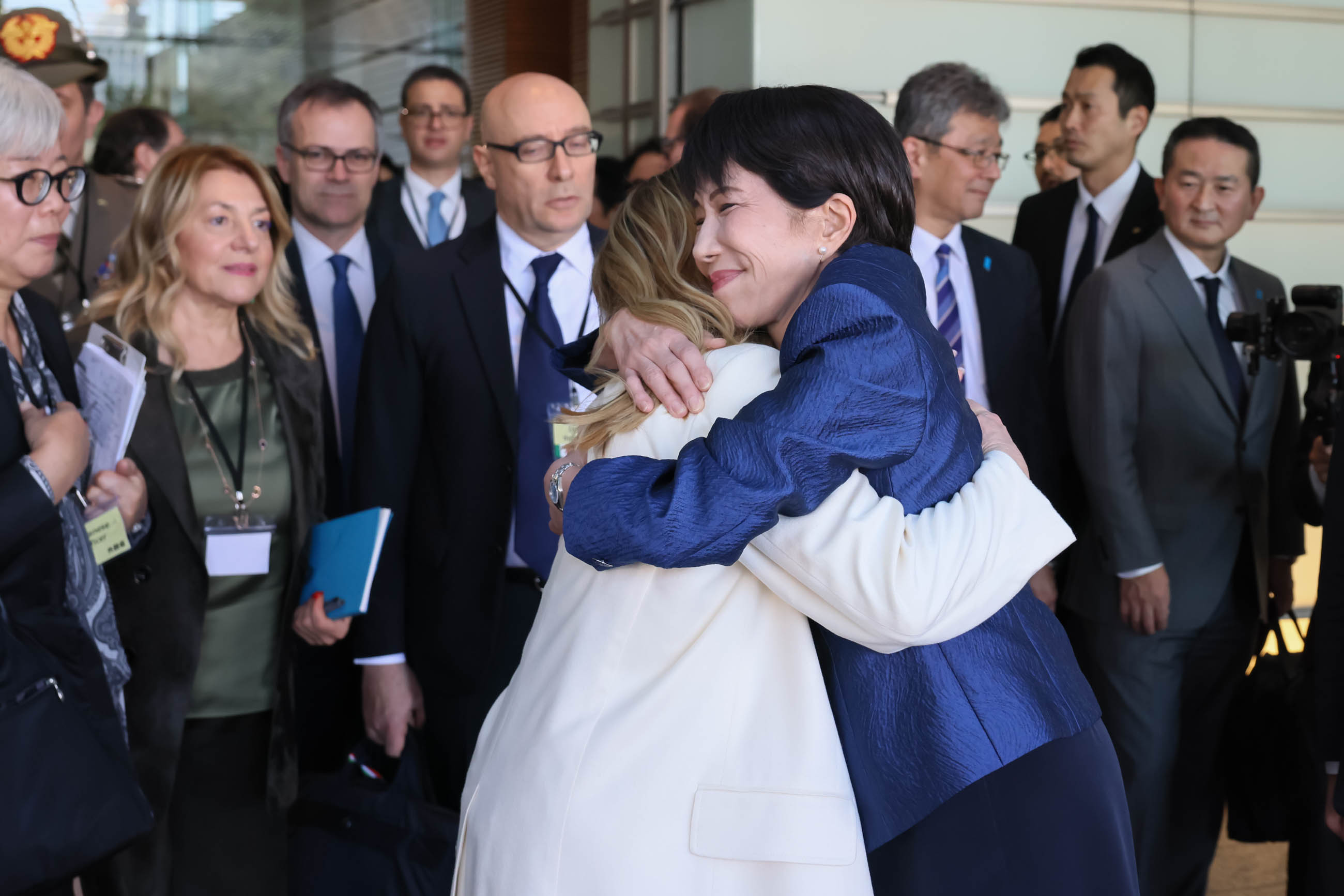 メローニ首相を見送る高市総理１