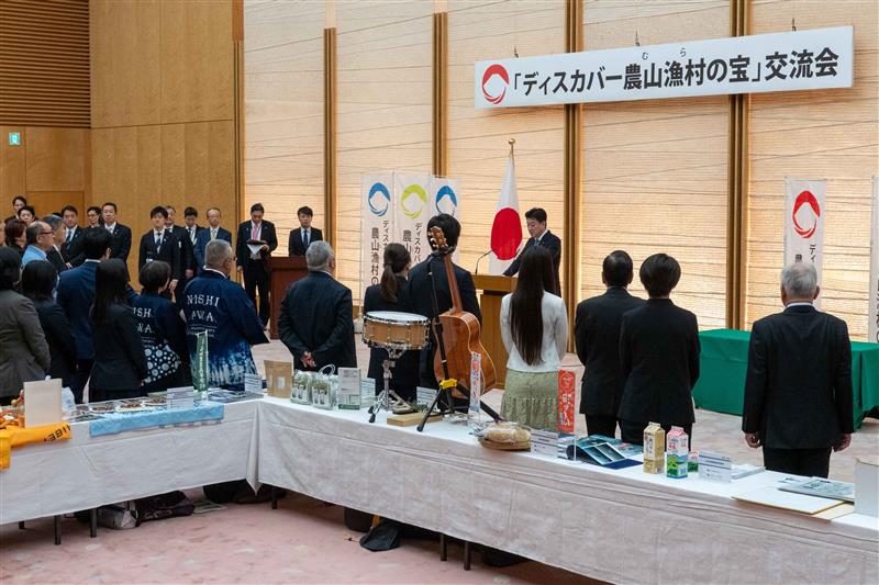 挨拶する木原官房長官