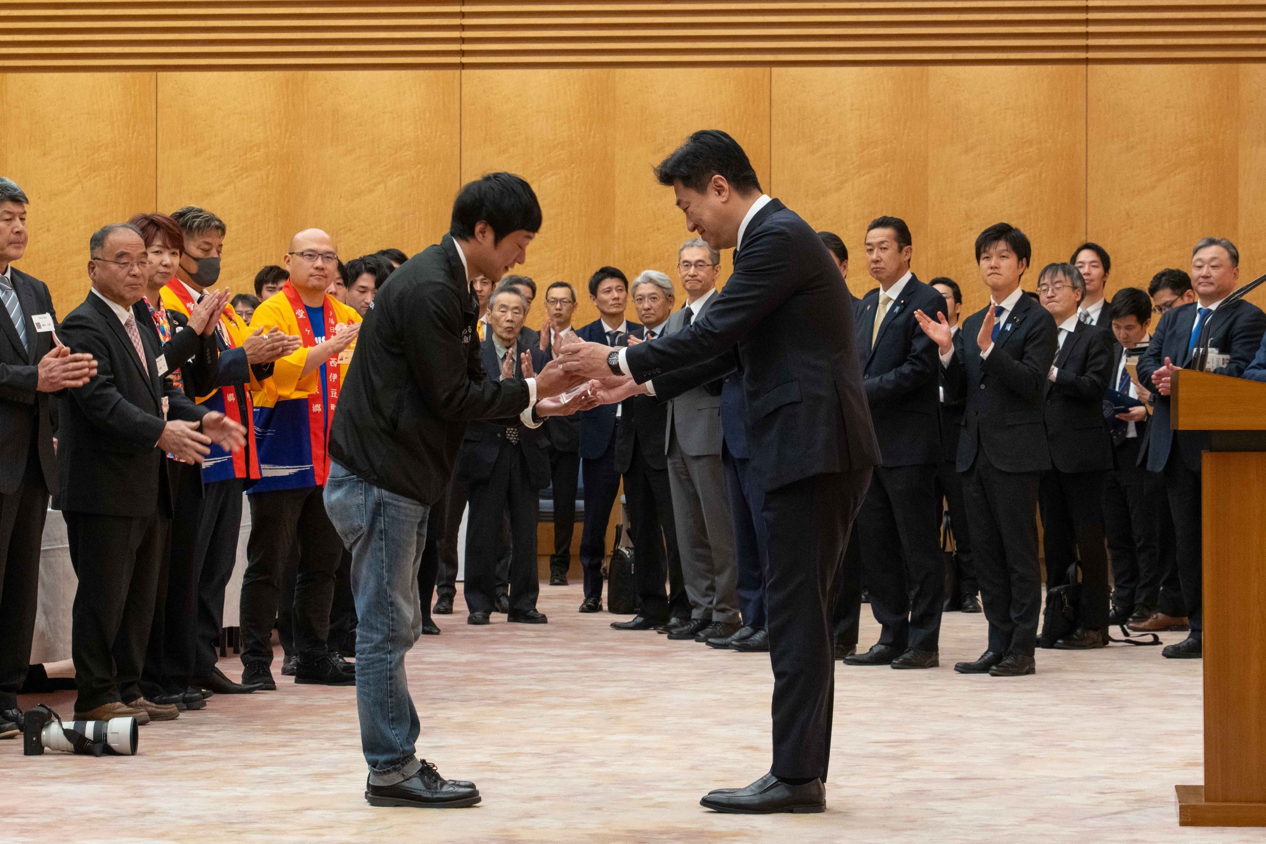 盾を授与する木原官房長官１