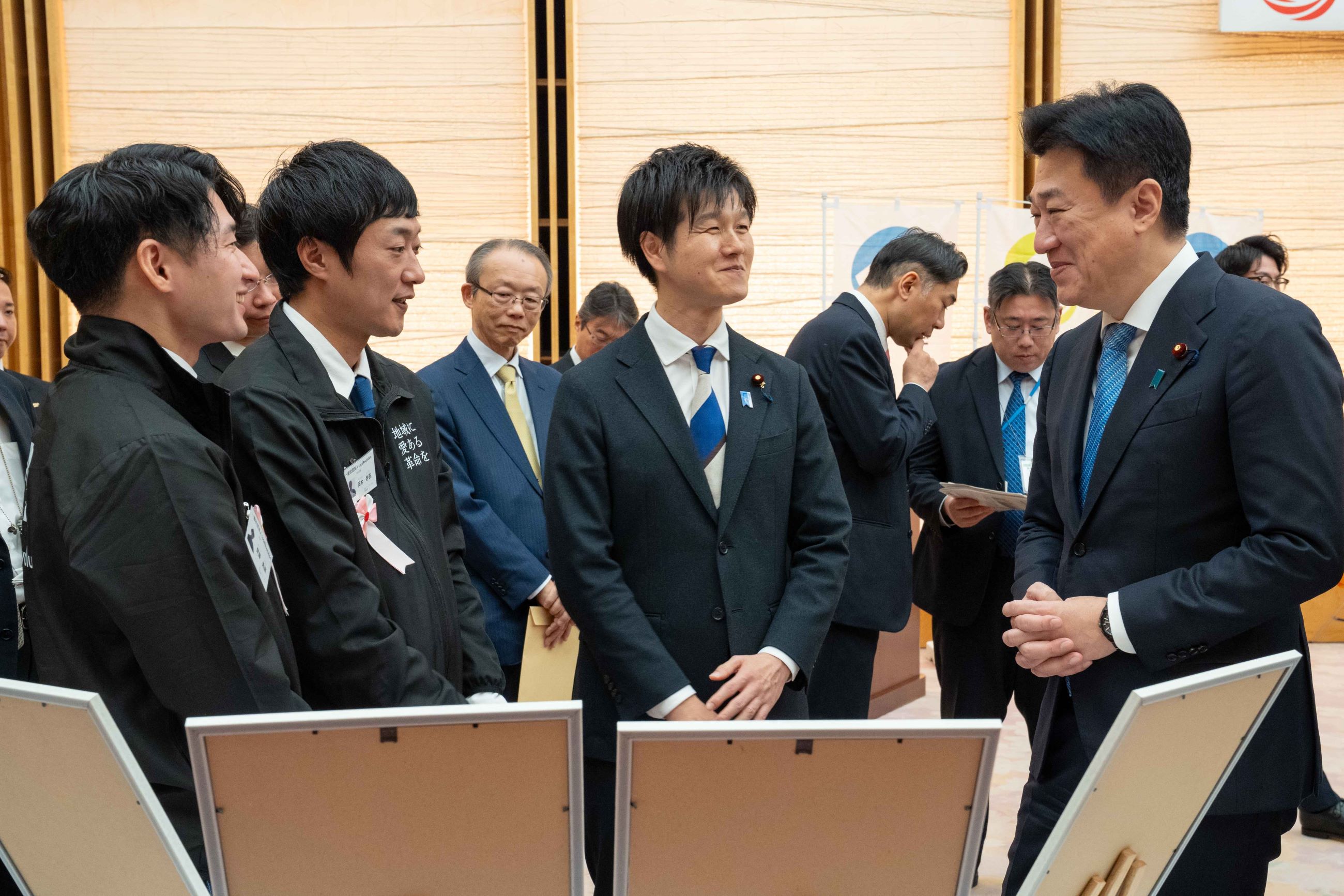 受賞者と交流する木原官房長官１