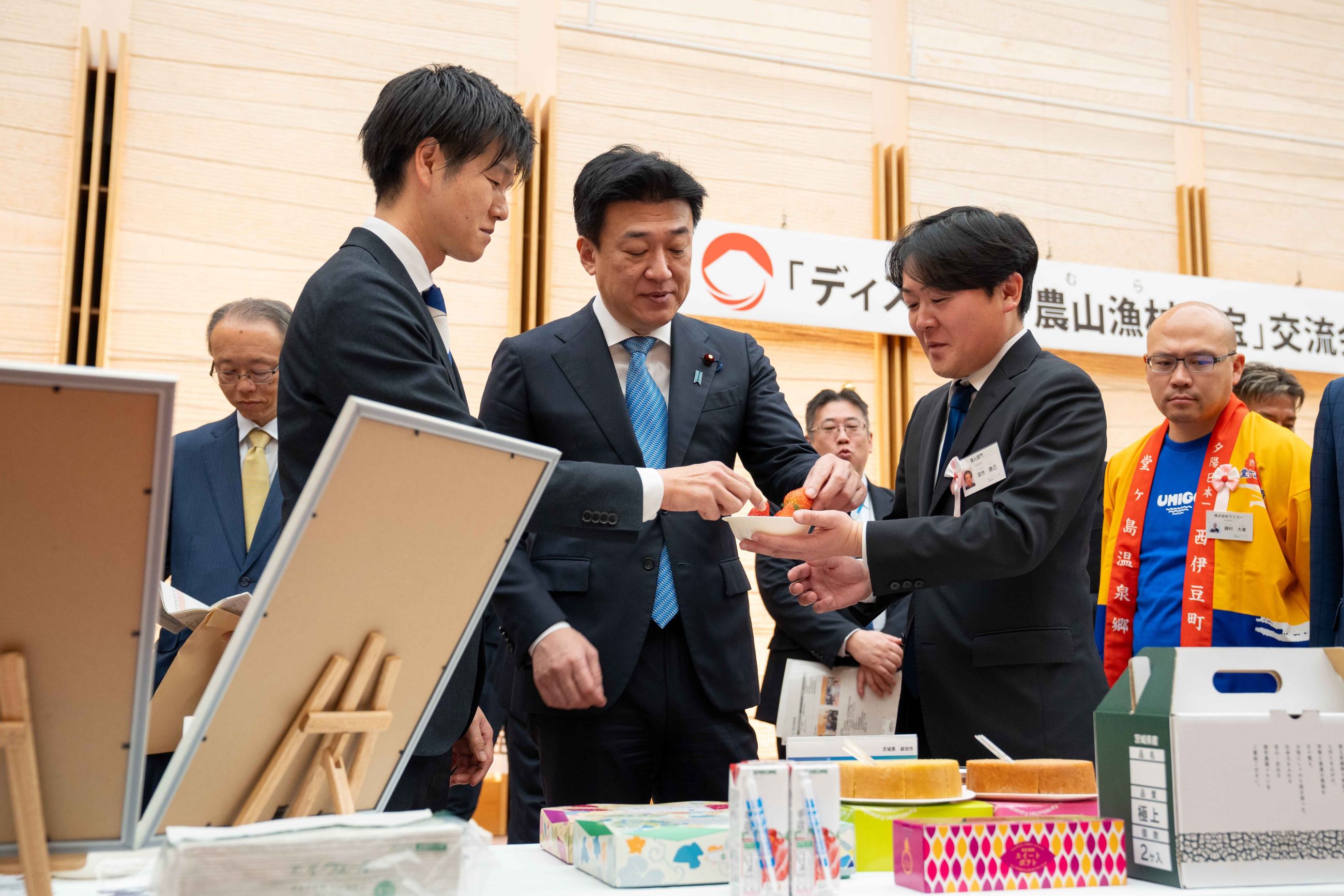 受賞者と交流する木原官房長官２