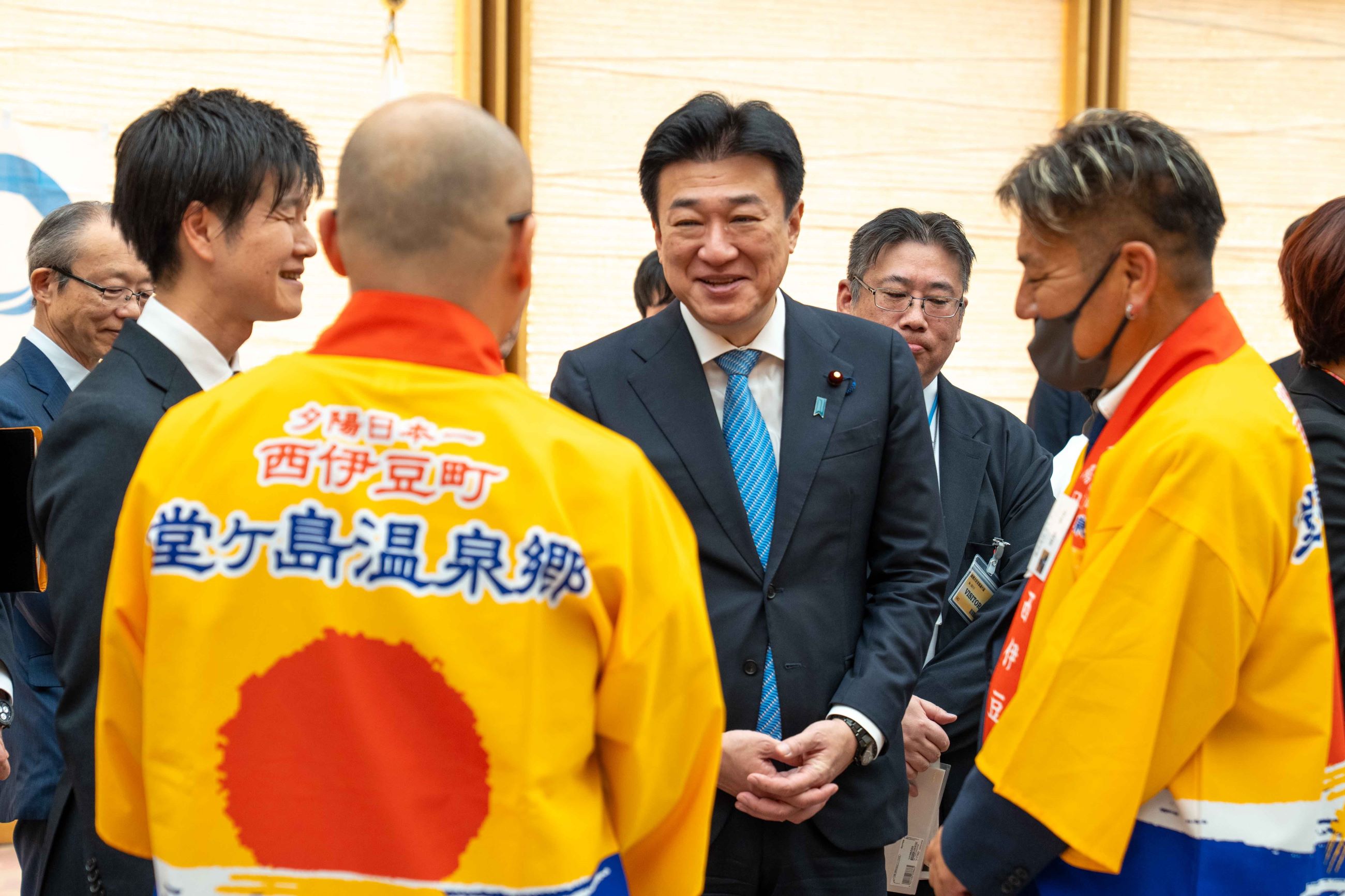 受賞者と交流する木原官房長官３