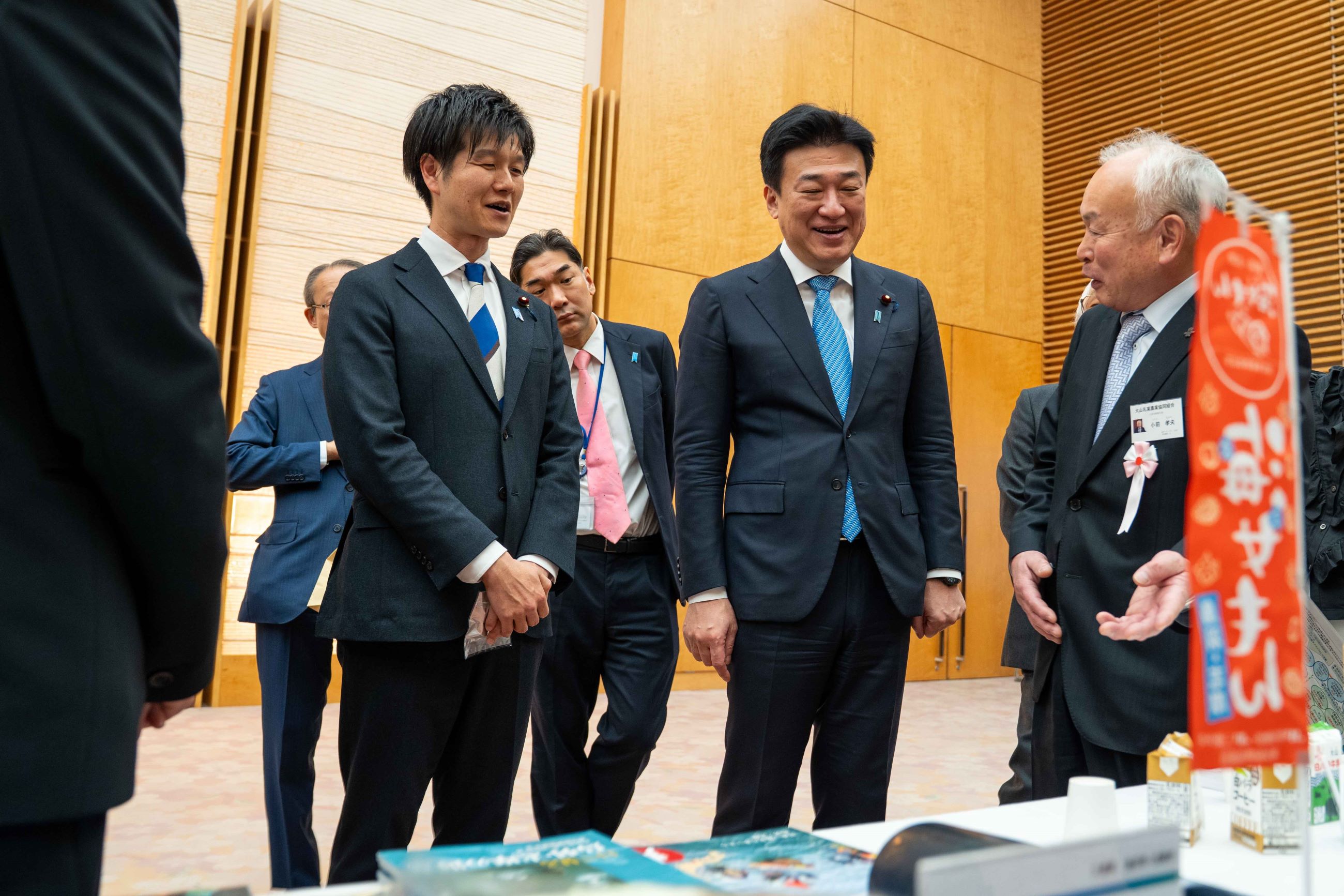 受賞者と交流する木原官房長官４