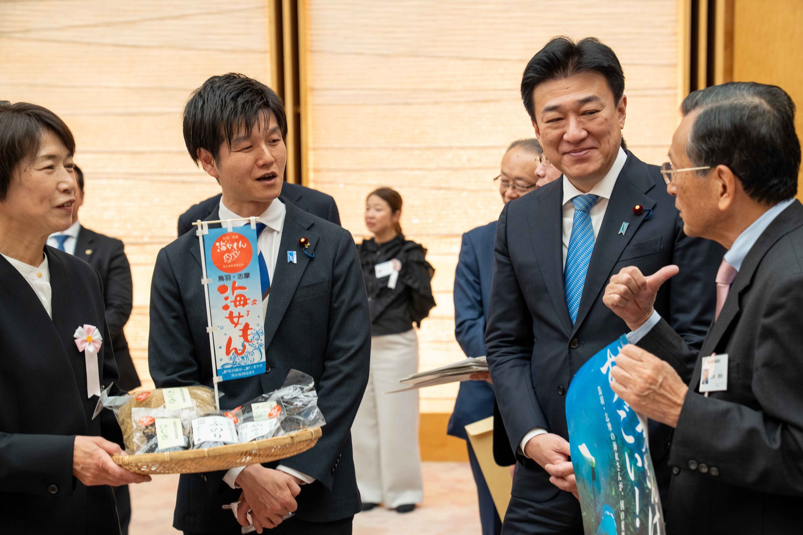 受賞者と交流する木原官房長官６