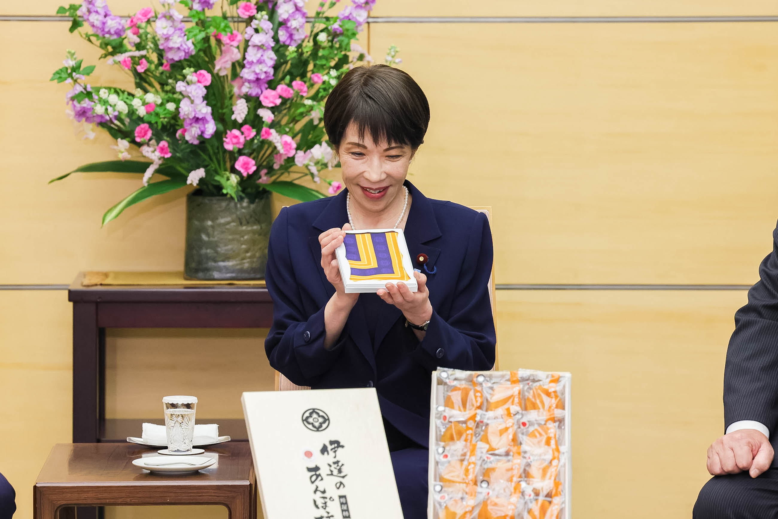 贈呈を受ける高市総理１１