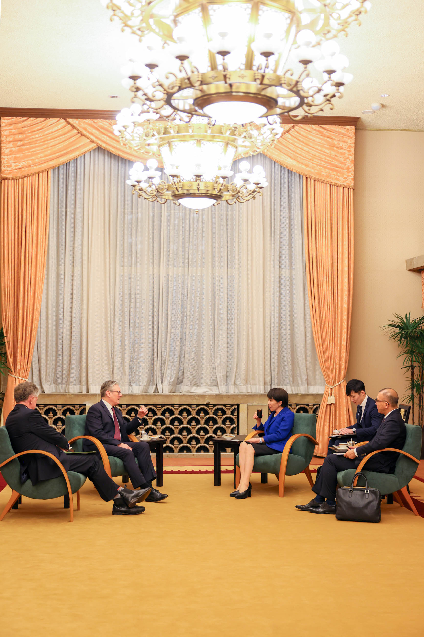 懇談する両首脳４