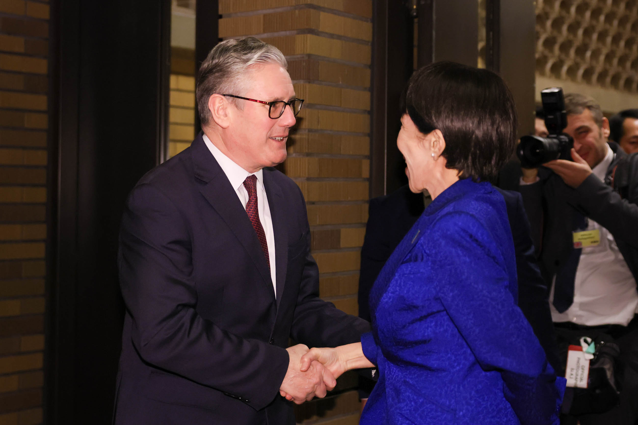 スターマー首相を見送る高市総理１