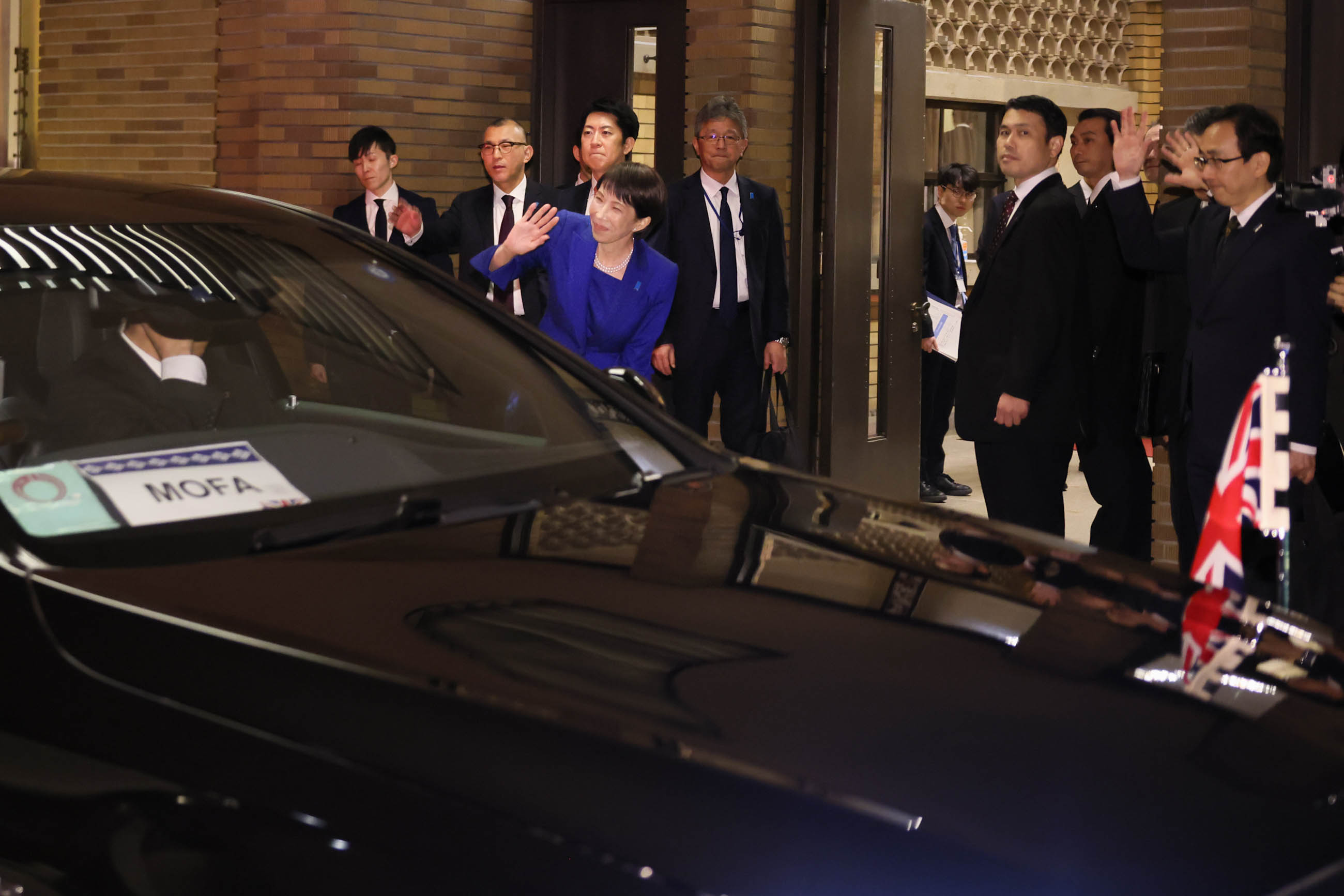 スターマー首相を見送る高市総理２