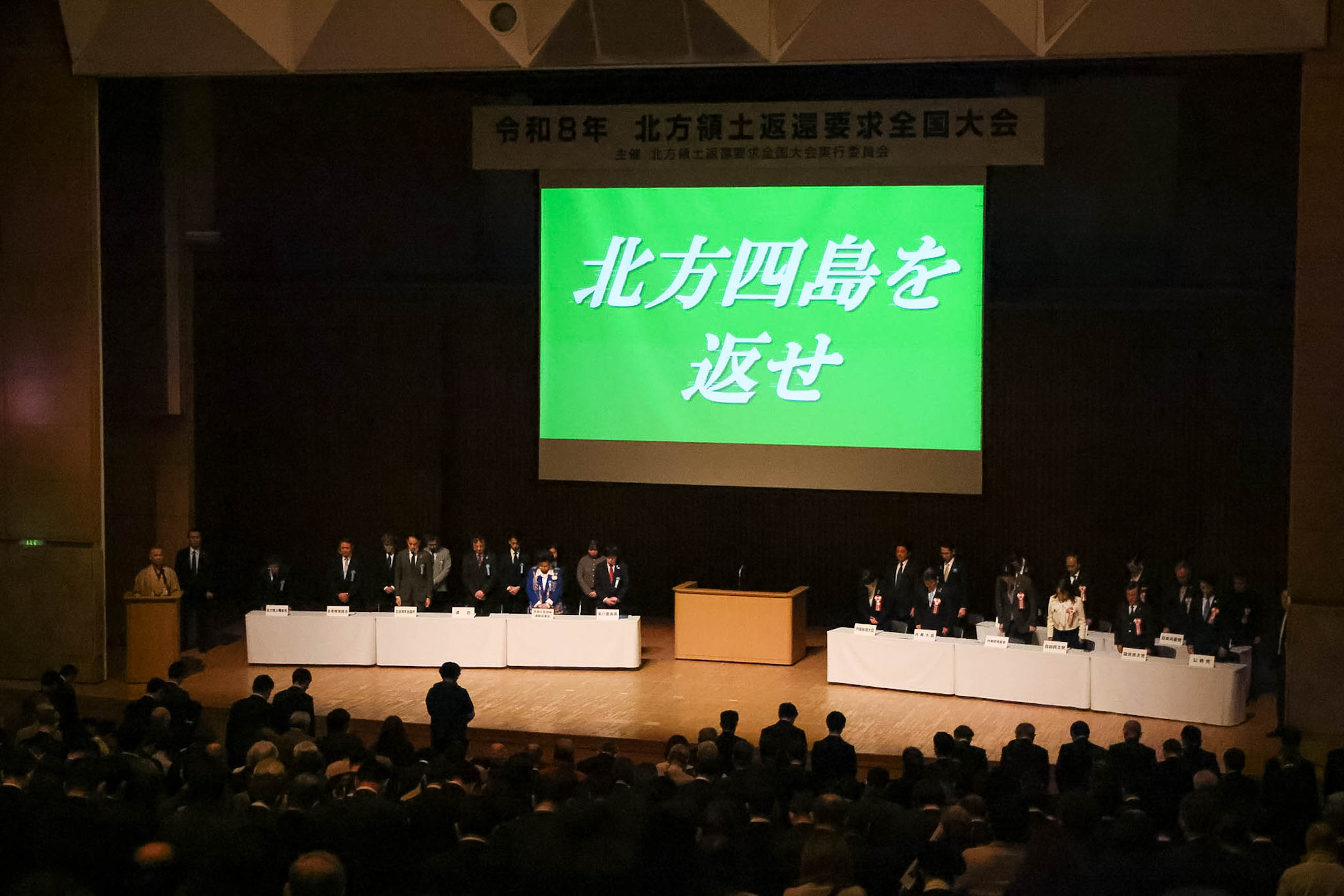 黙祷する高市総理２