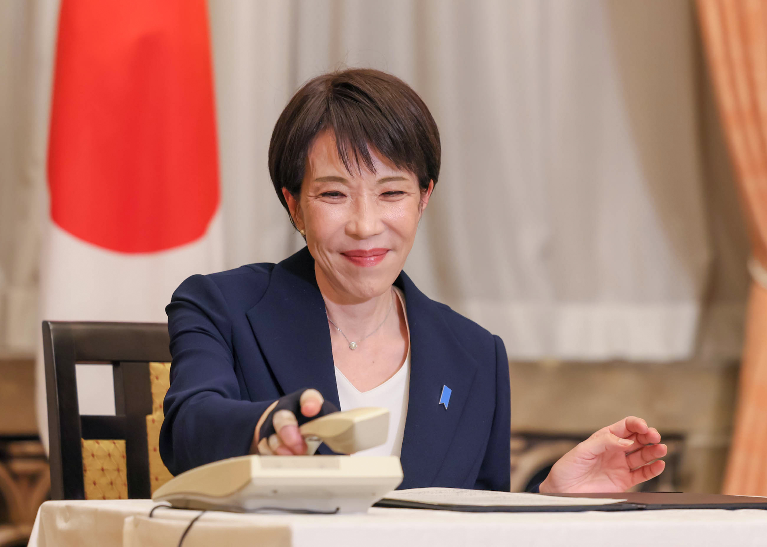 木村選手へお祝いの電話をかける高市総理５