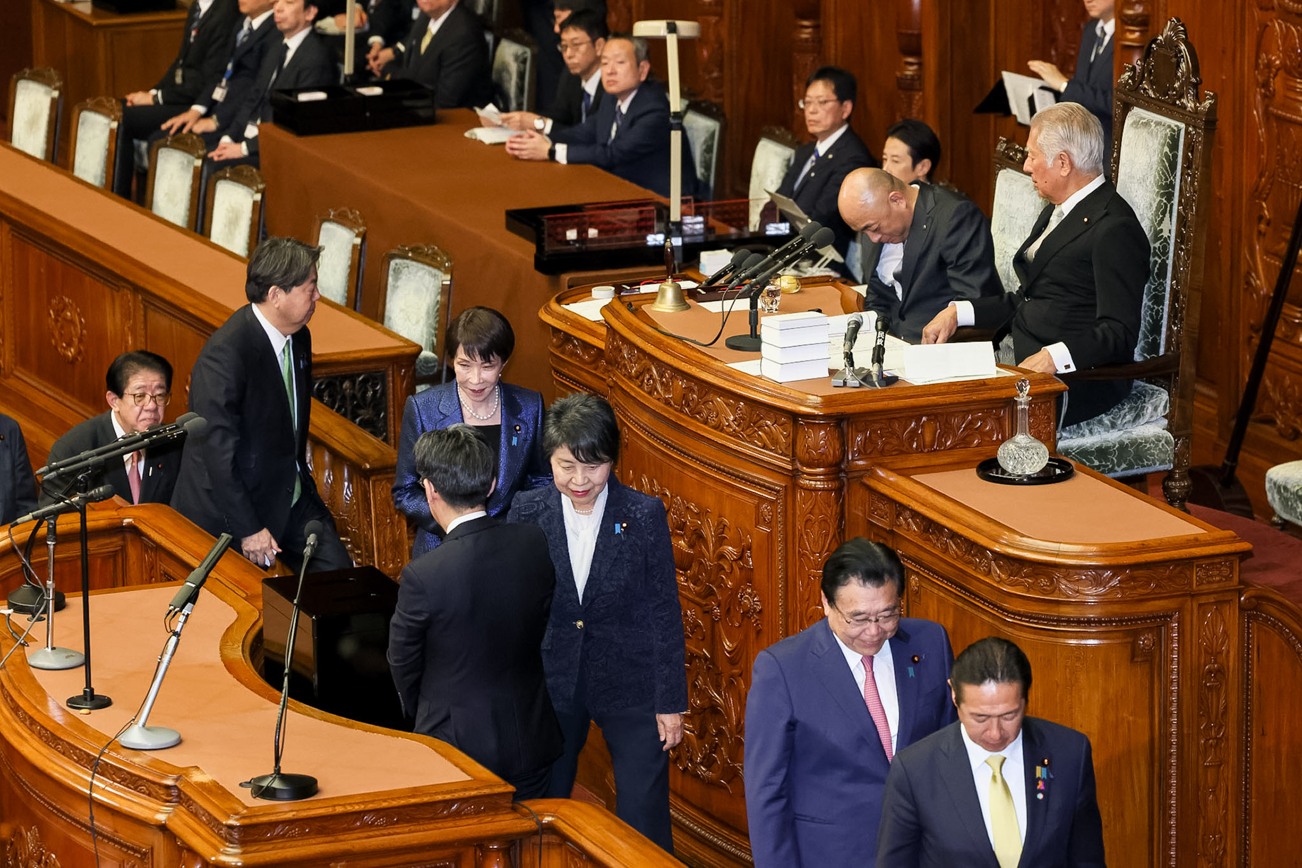 総理大臣の指名投票を行う高市議員１