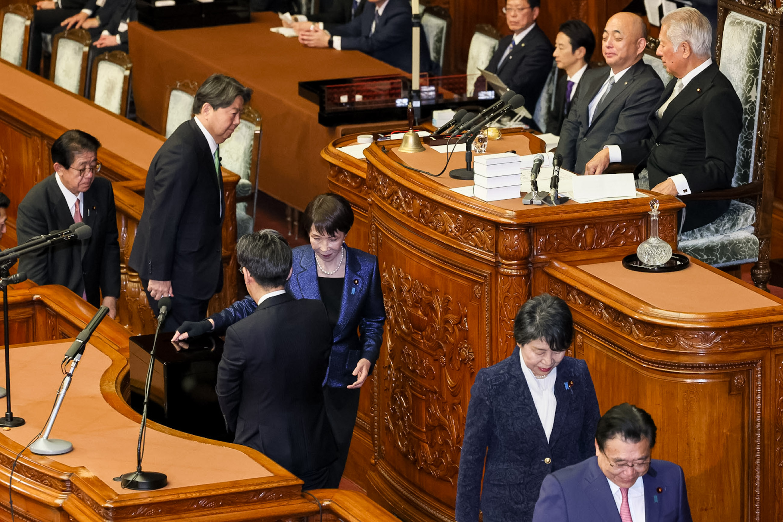 総理大臣の指名投票を行う高市議員４