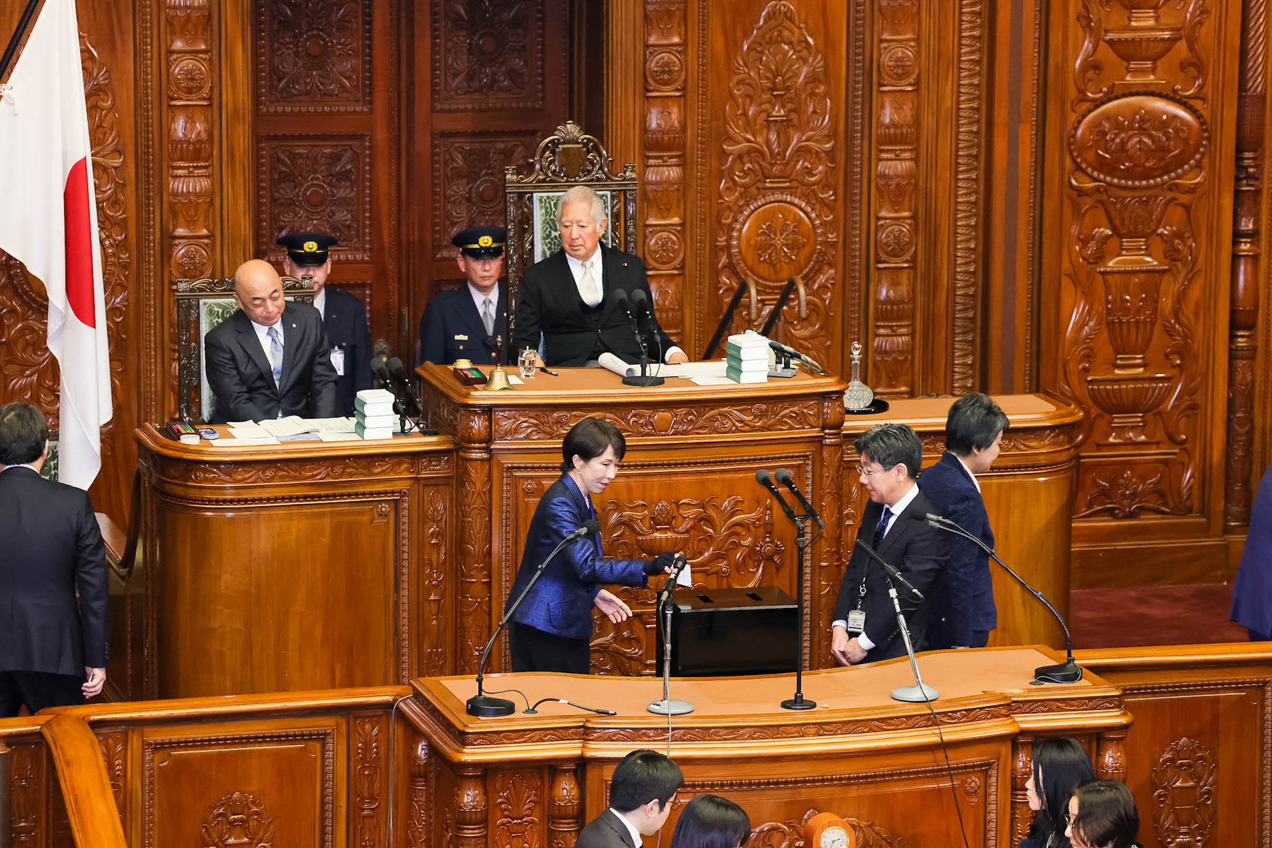 総理大臣の指名投票を行う高市議員２