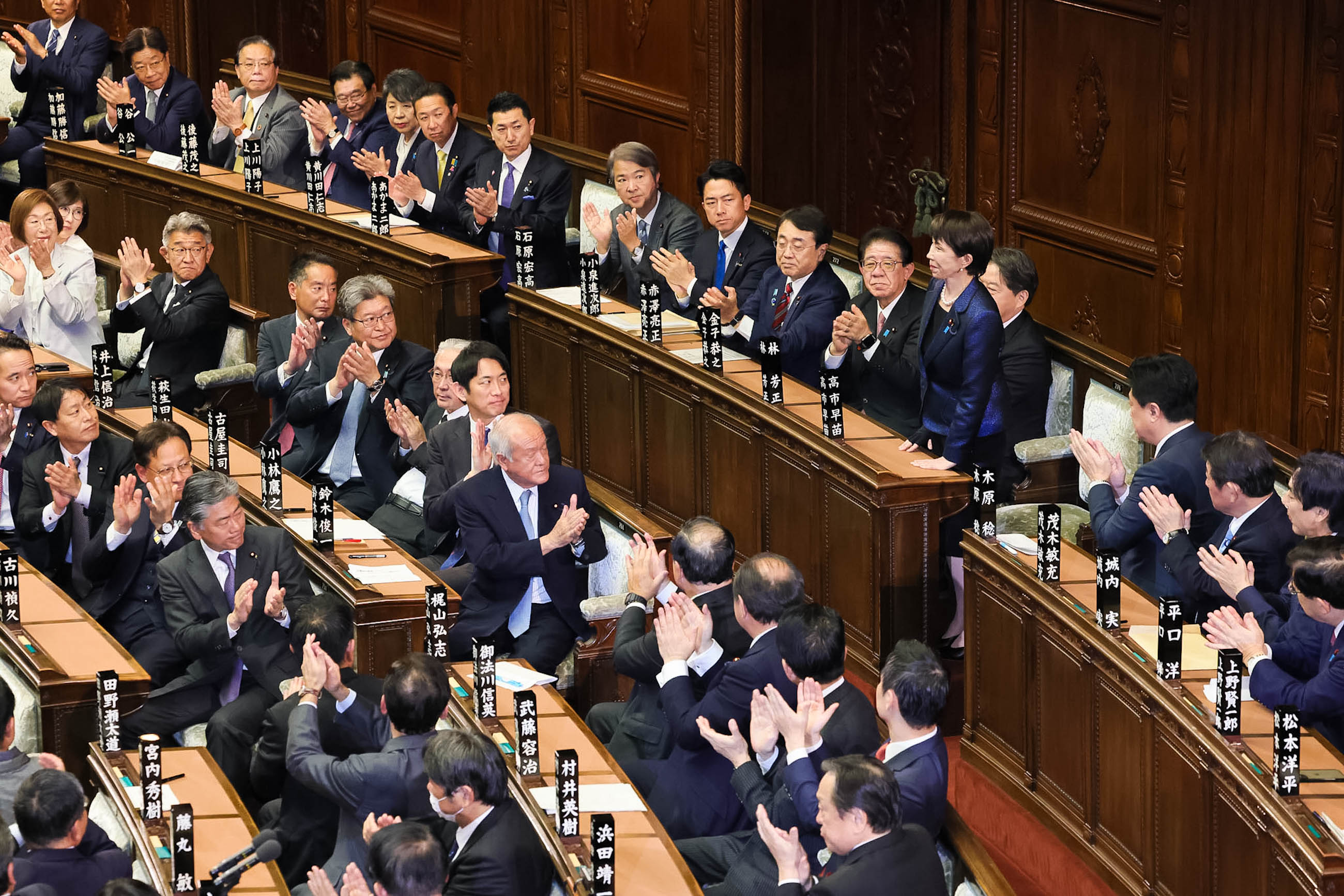 総理大臣の指名を受ける高市議員６