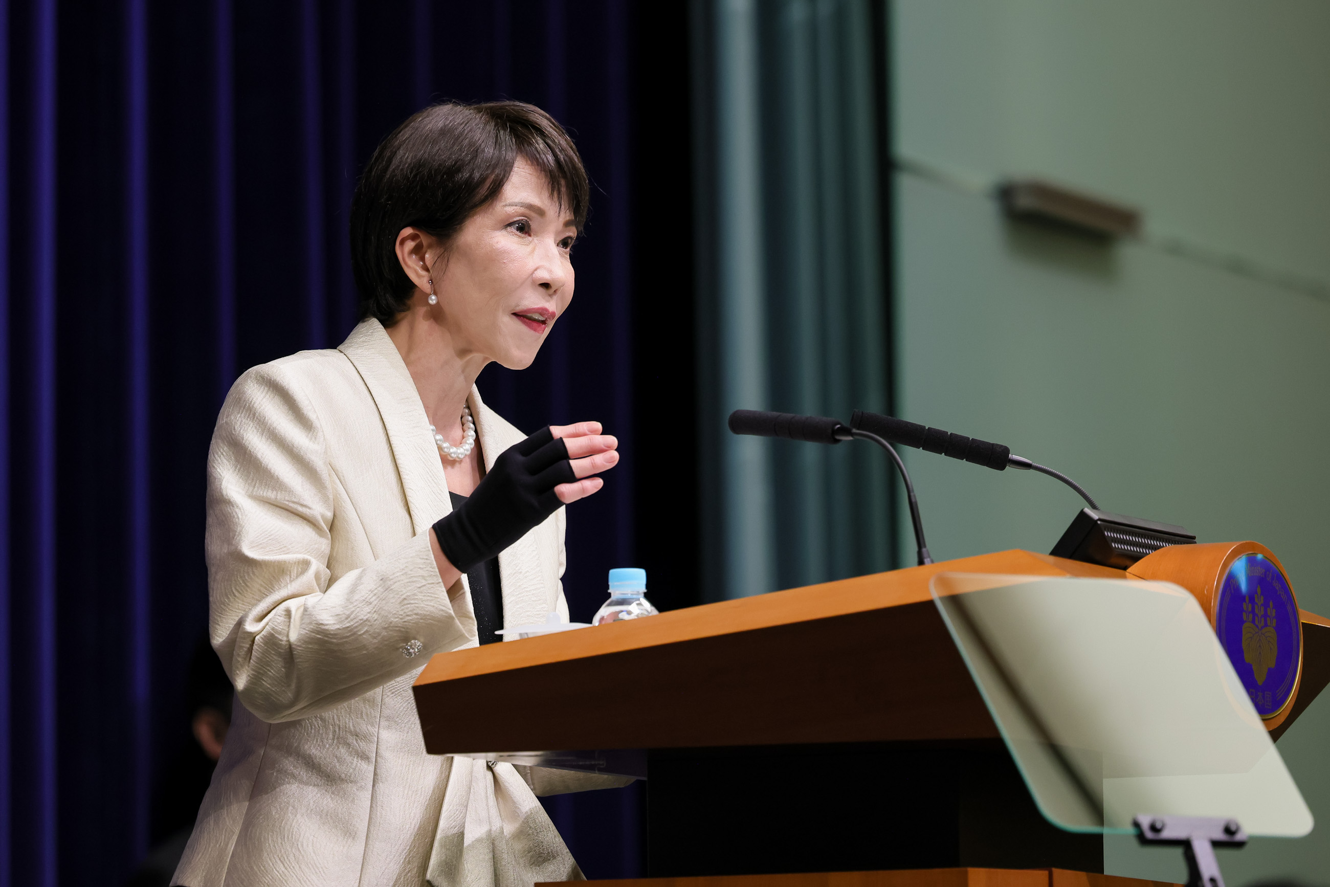 会見する高市総理６