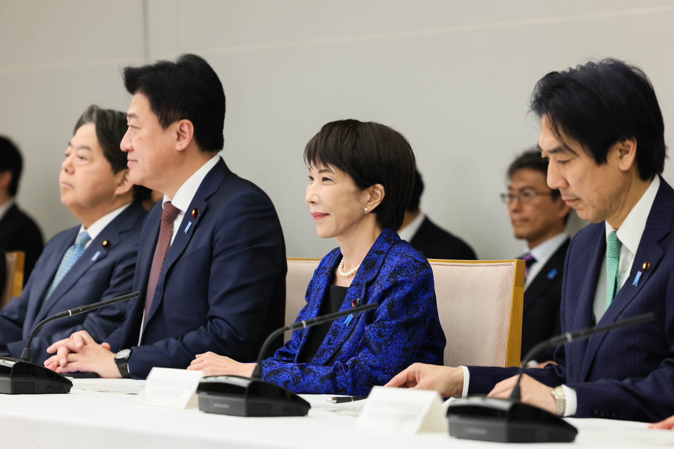 会議に臨む高市総理１