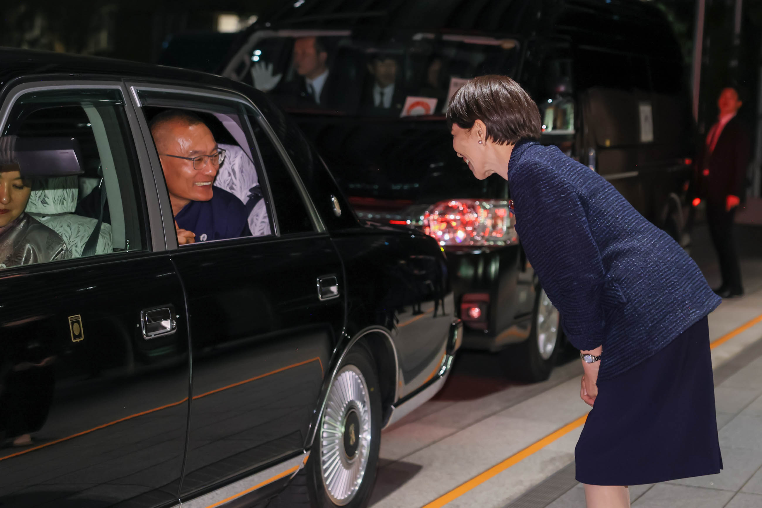 トブゲー首相を見送る高市総理３