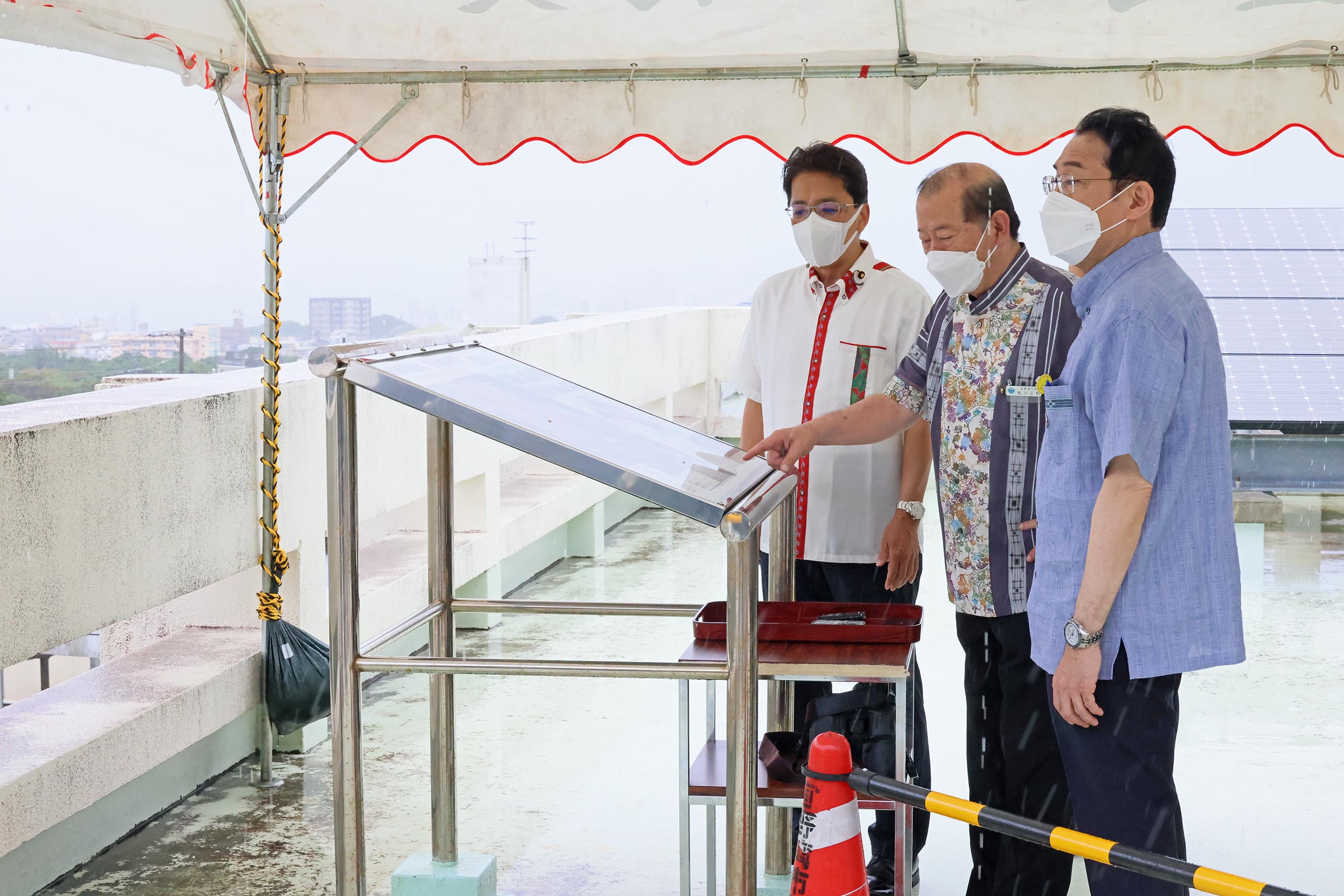 普天間飛行場及び西普天間住宅地区跡地を視察する岸田総理１