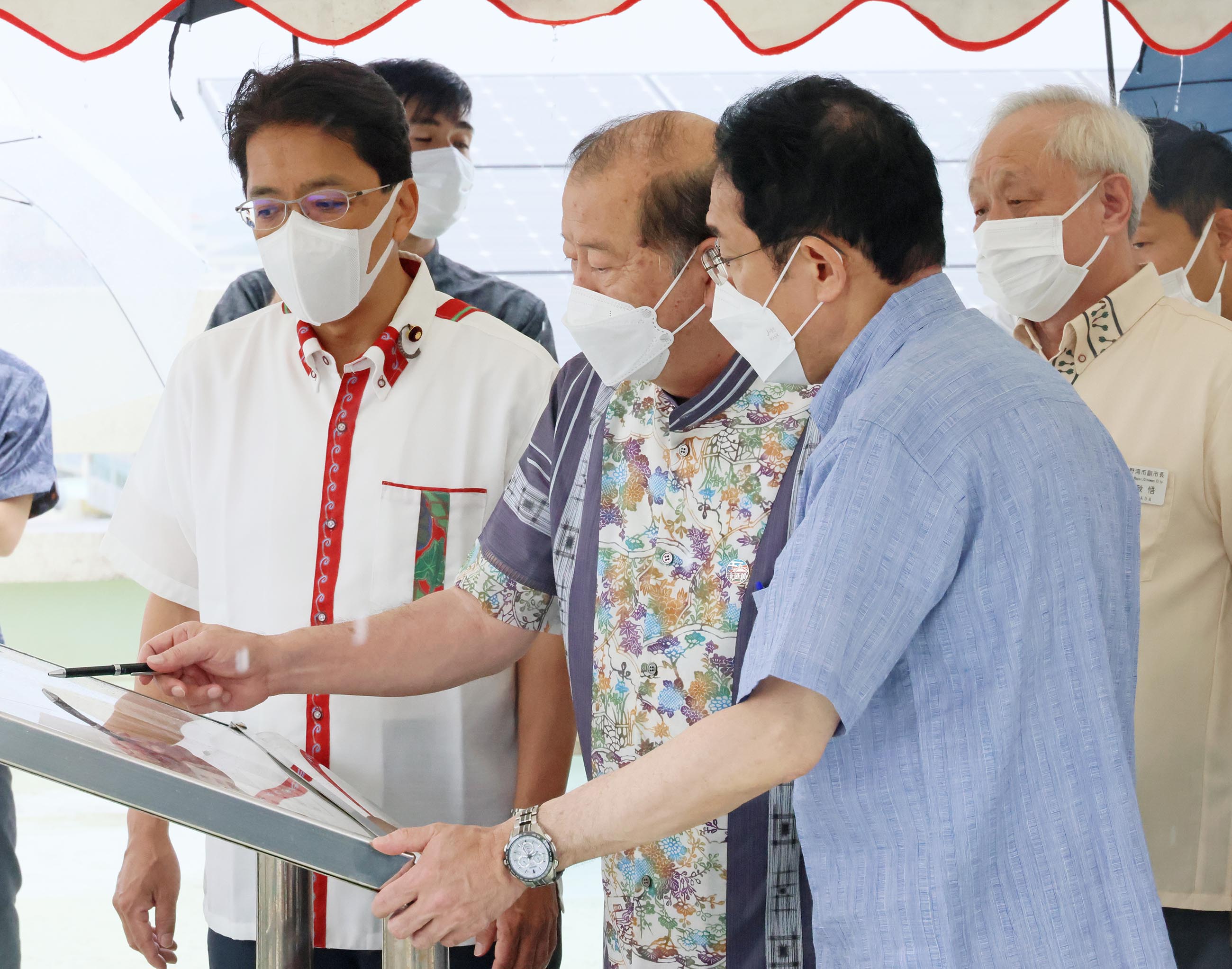 普天間飛行場及び西普天間住宅地区跡地を視察する岸田総理２