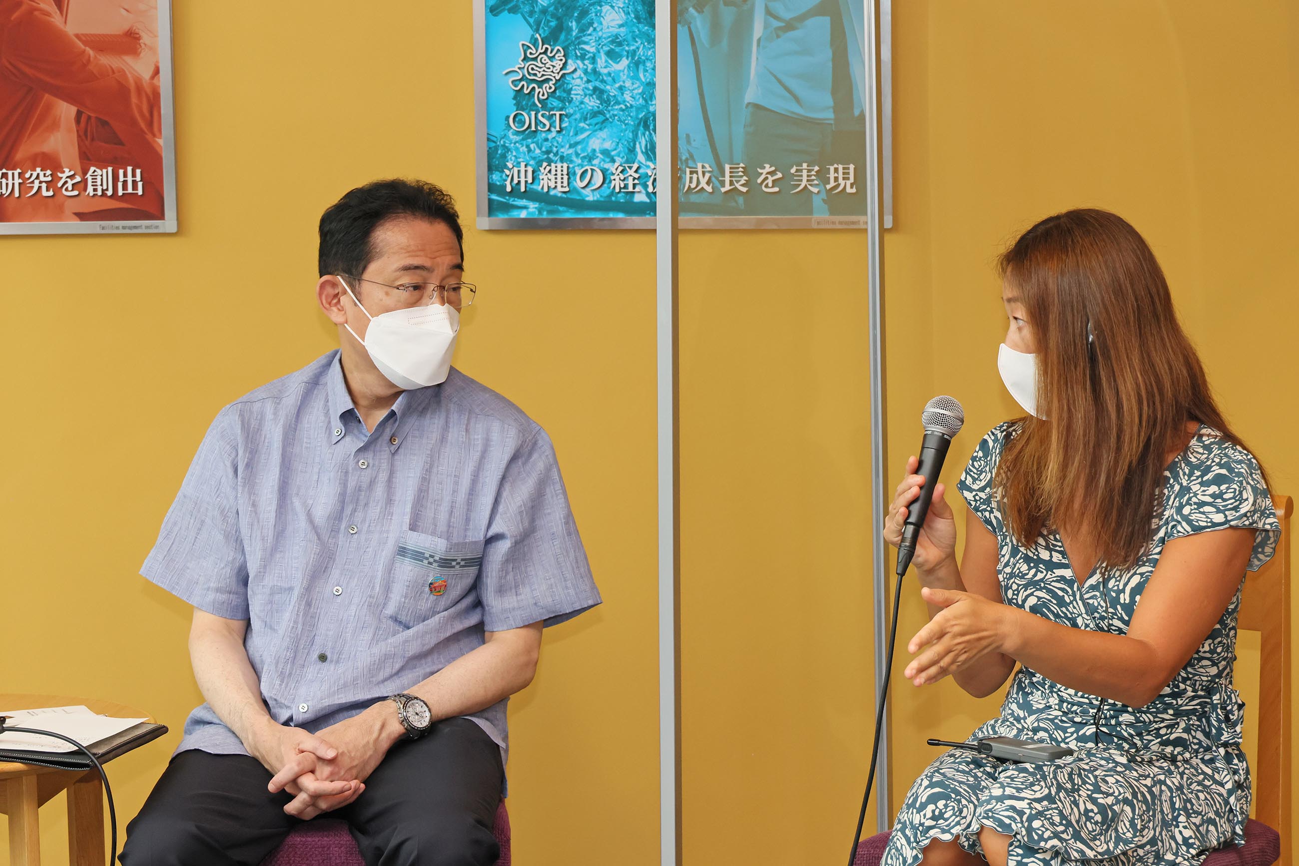 車座対話で話を聞く岸田総理１