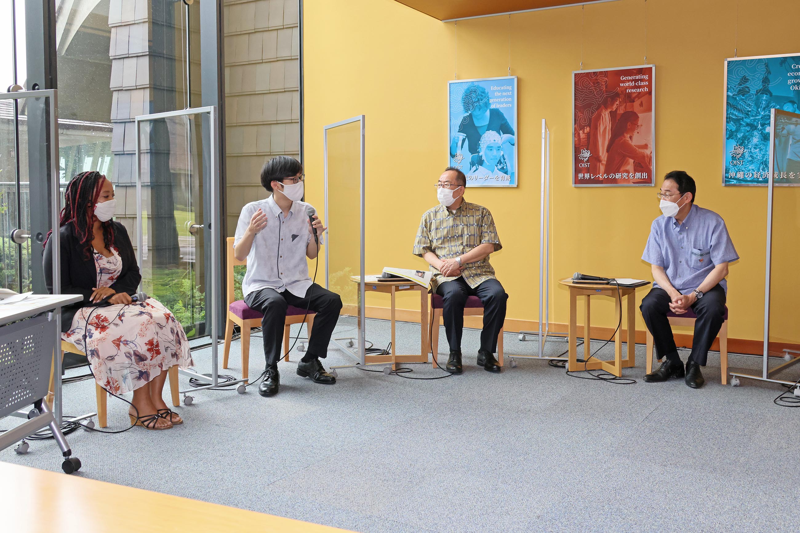 車座対話で話を聞く岸田総理２