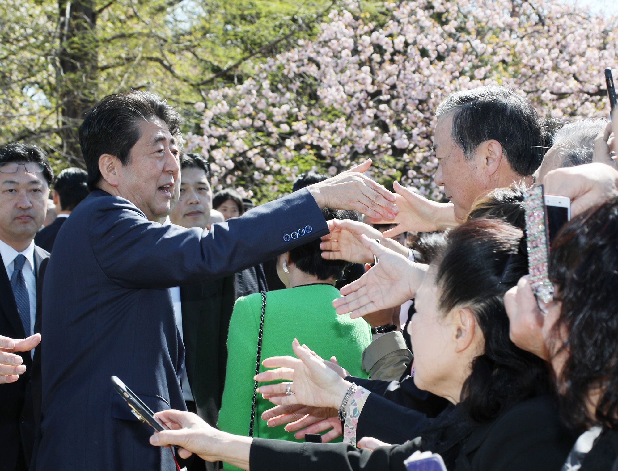 招待客と歓談する安倍総理１