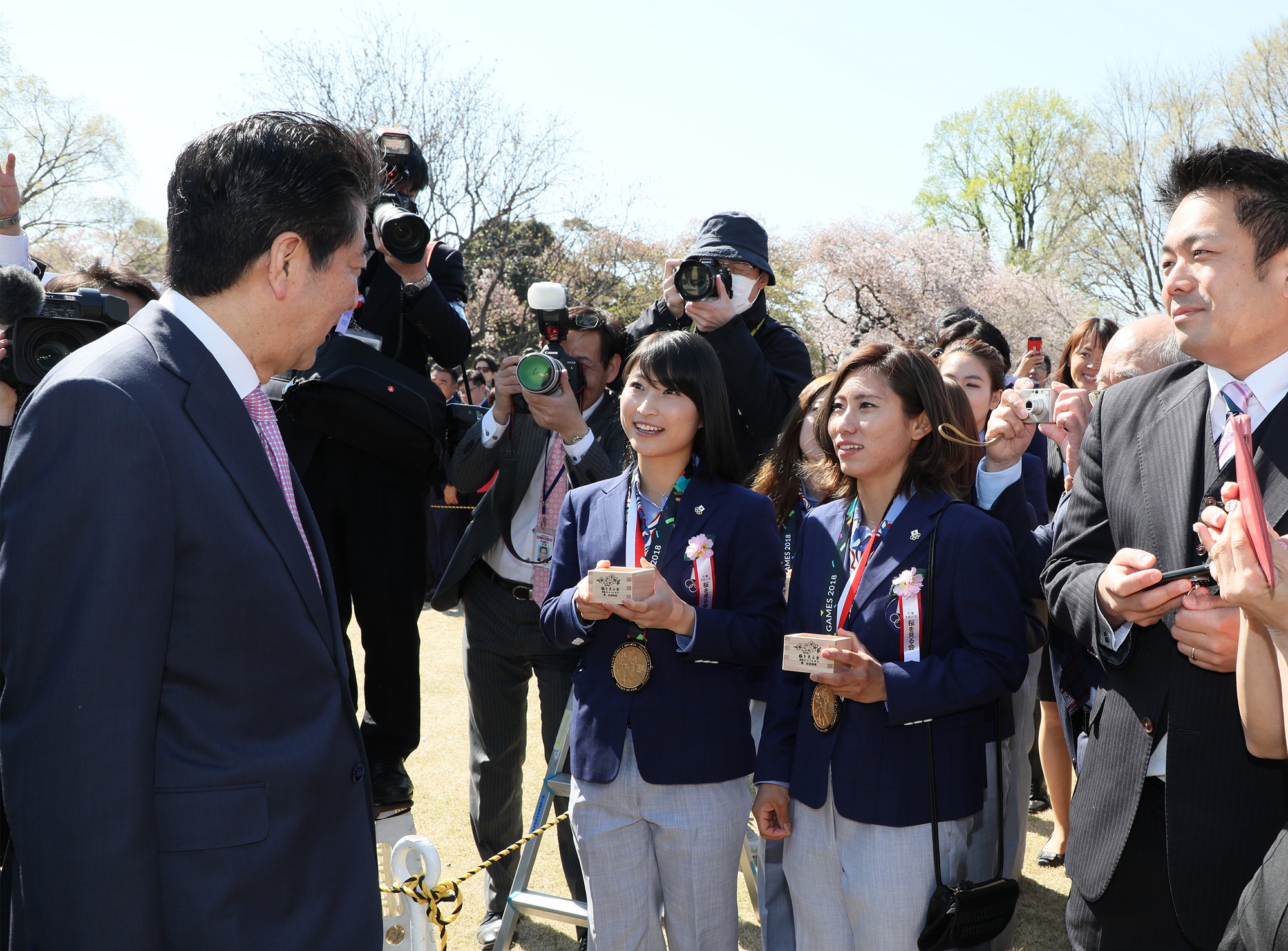 招待客と歓談する安倍総理２