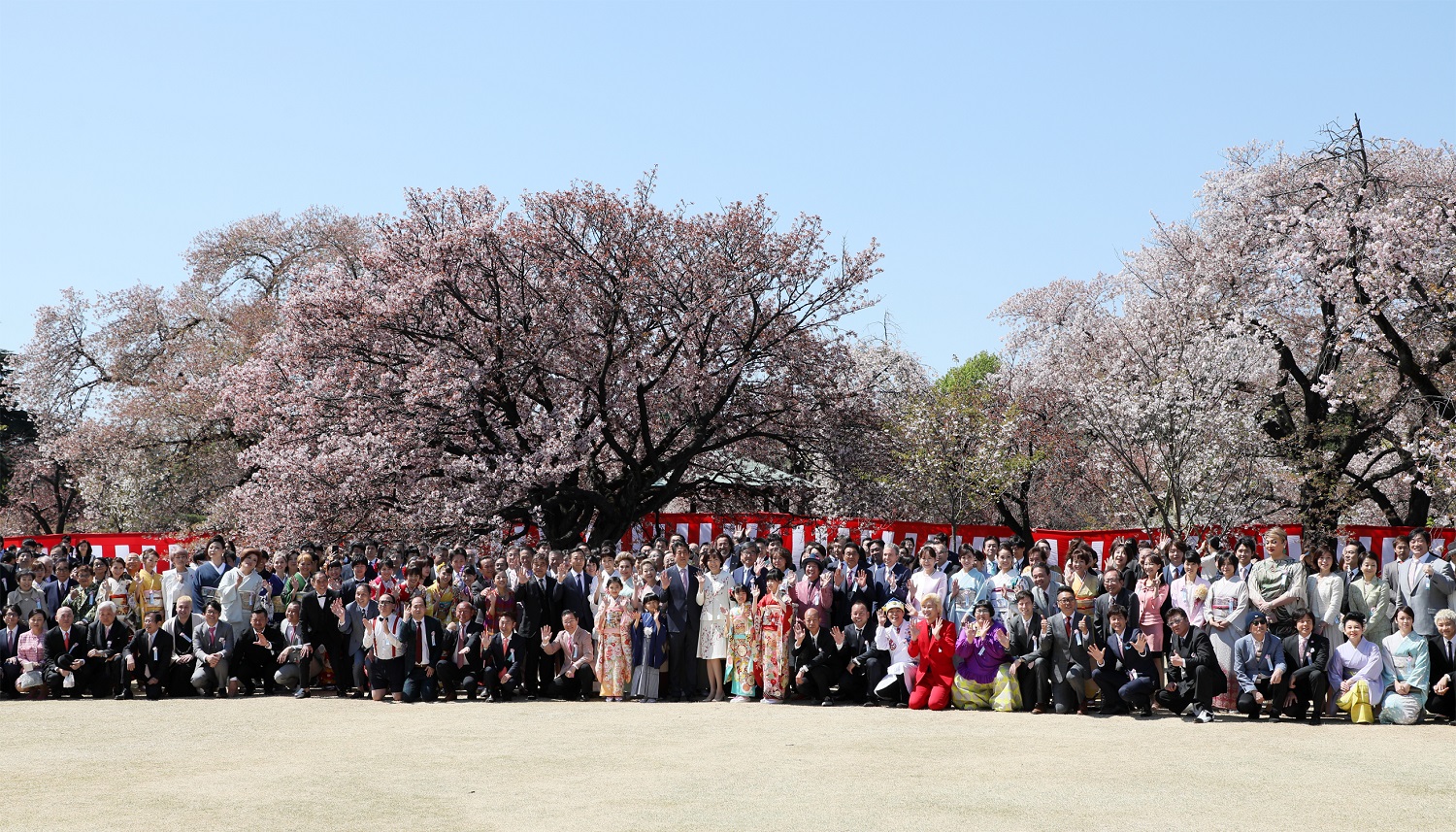 招待客と写真撮影する安倍総理６