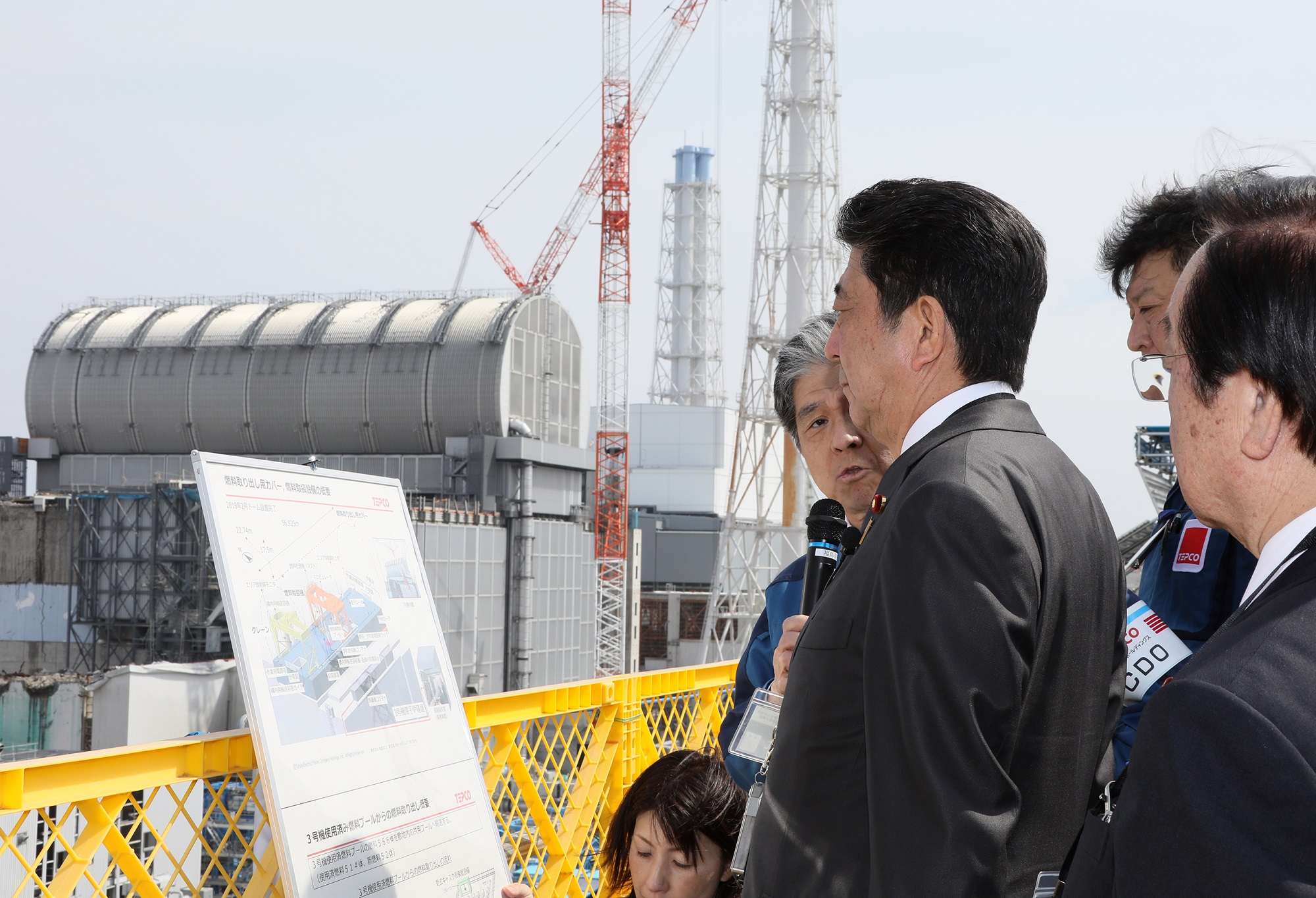 東京電力福島第一原子力発電所を視察する安倍総理