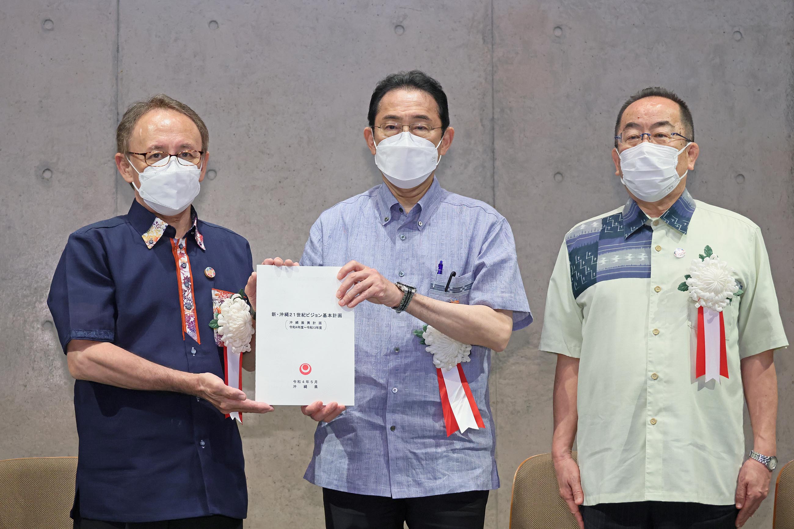 計画書を受け取る岸田総理１