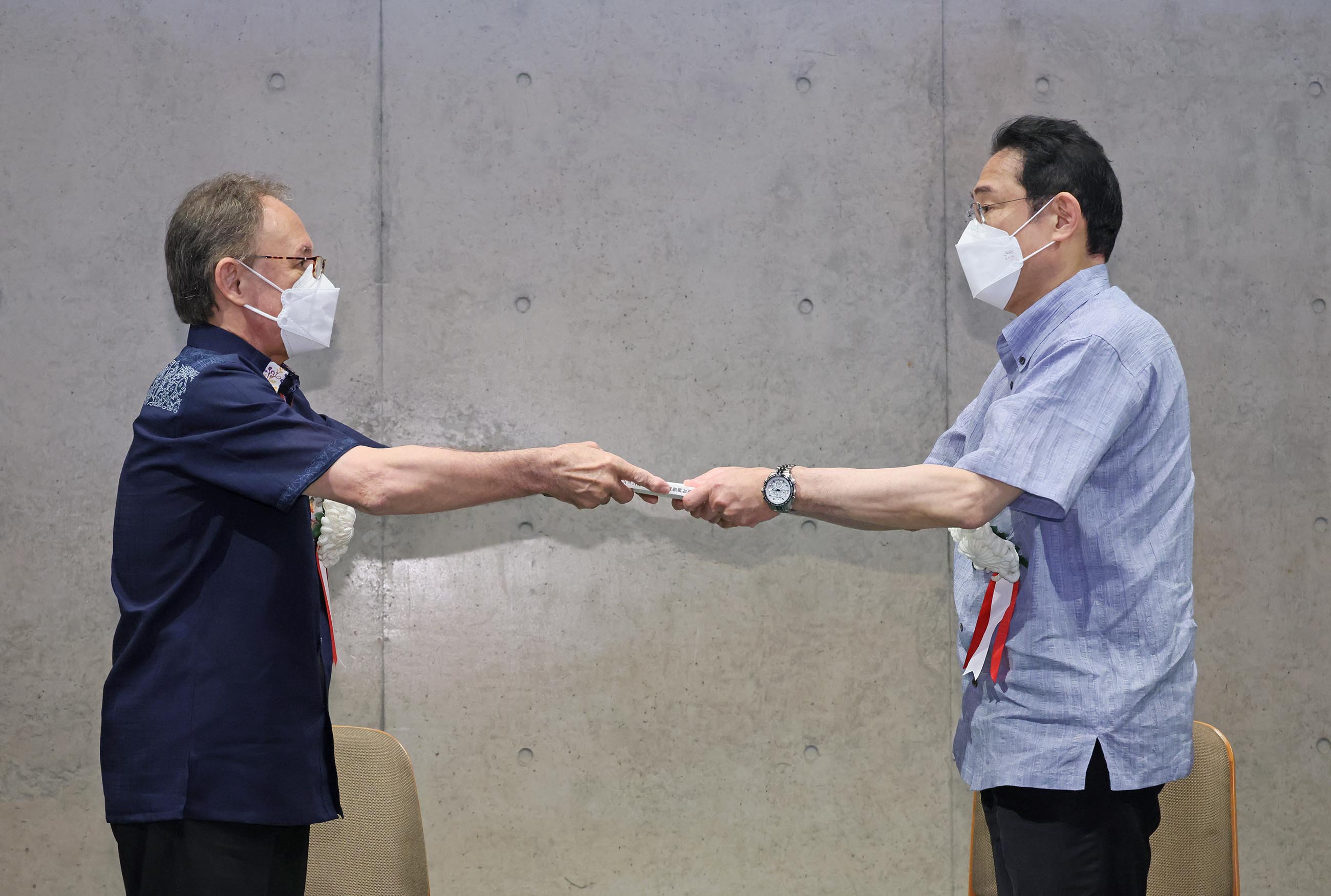 計画書を受け取る岸田総理２