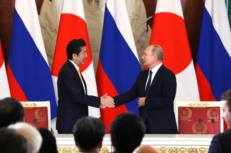プーチン大統領と握手する安倍総理３