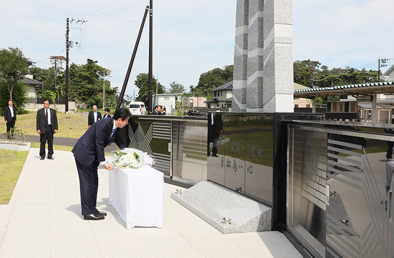 東日本大震災復興祈念公園の慰霊碑で献花する安倍総理