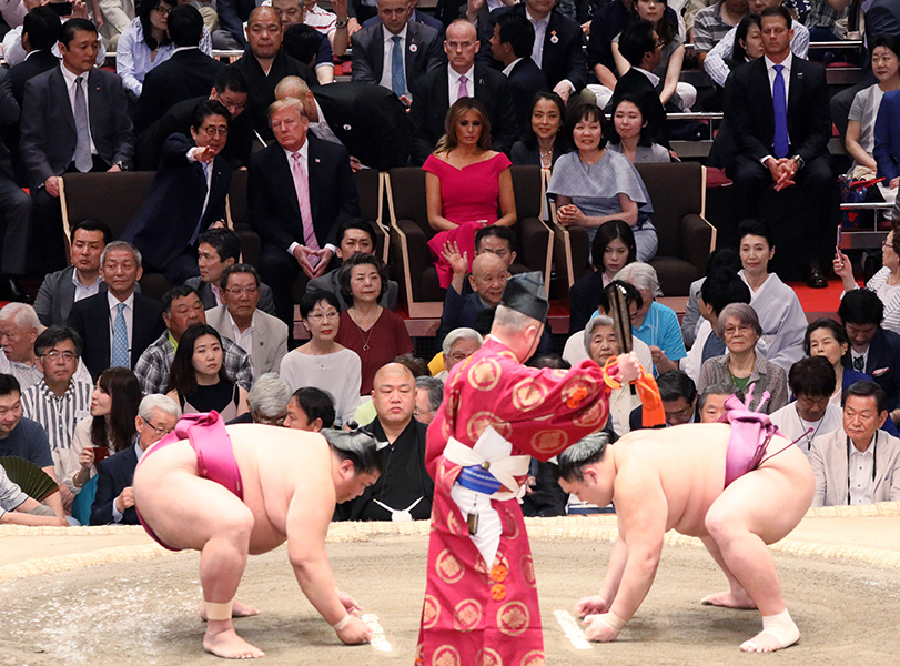 大相撲を観戦する両首脳夫妻１