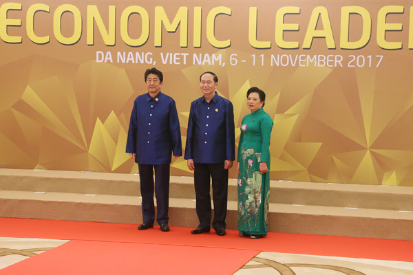 クアン・ベトナム国家主席による出迎えを受ける安倍総理（代表撮影）