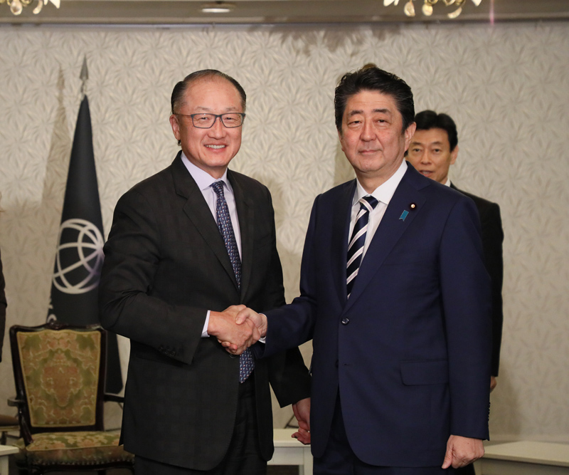 キム世界銀行総裁と握手を交わす安倍総理