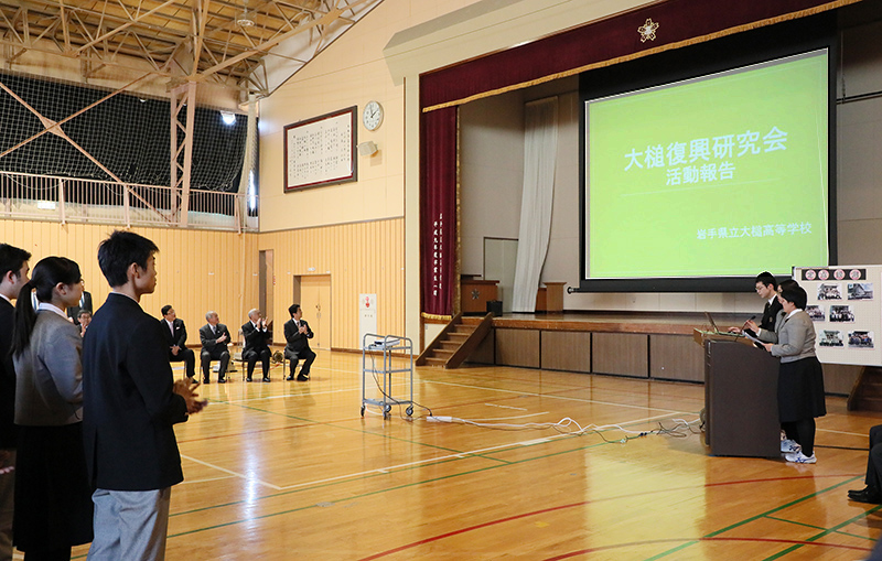 岩手県立大槌高等学校を視察する安倍総理２