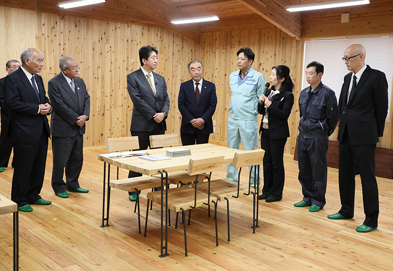 釜石地方森林組合を視察する安倍総理１