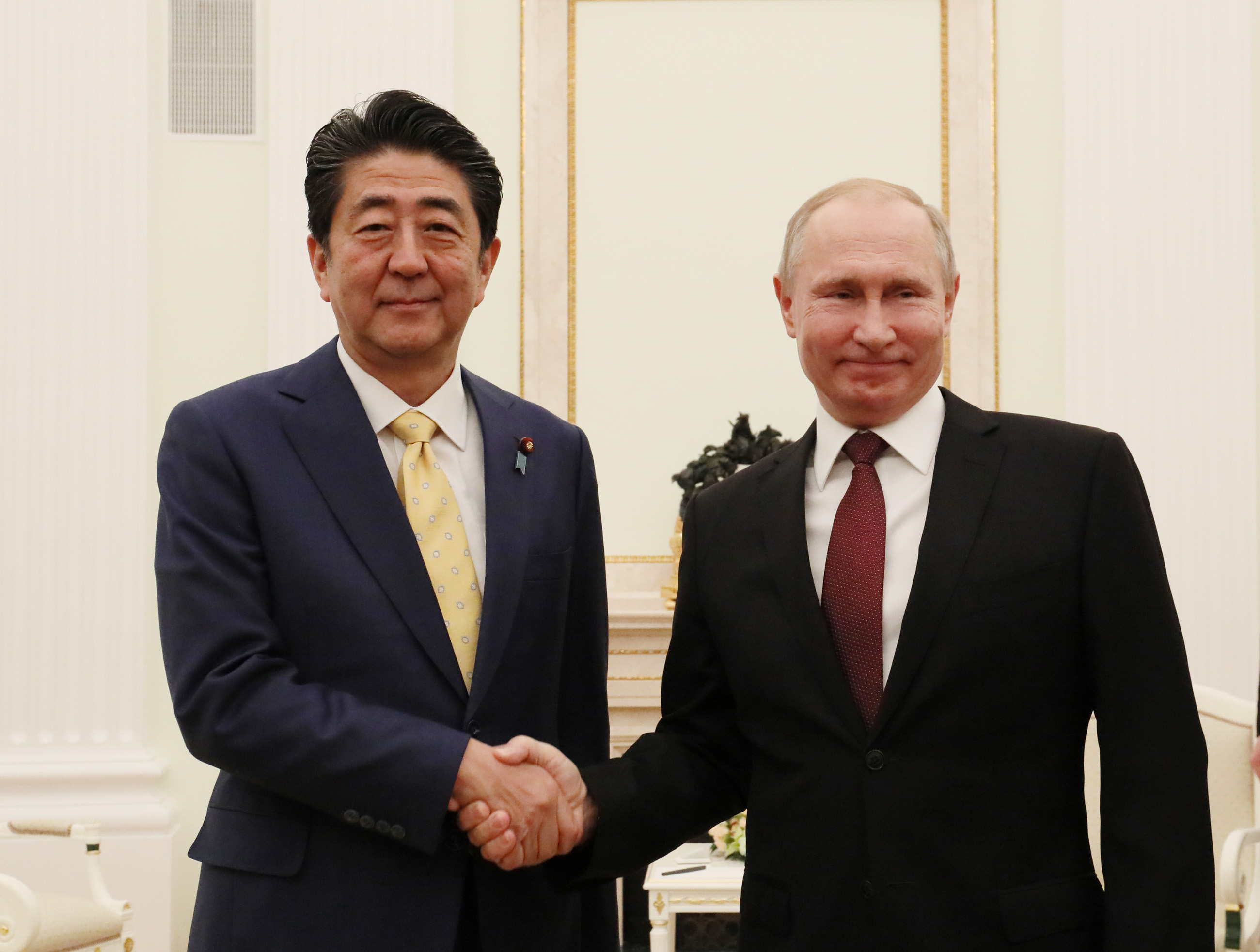 プーチン・ロシア大統領と握手する安倍総理