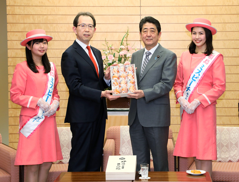福島県知事等によるあんぽ柿の贈呈