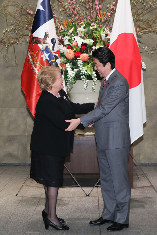 バチェレ・チリ共和国大統領を出迎える安倍総理