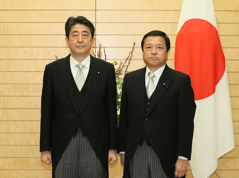 発令された福井大臣と写真撮影に臨む安倍総理２