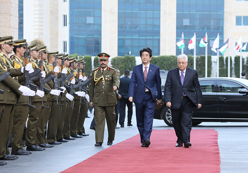 アッバース・パレスチナ大統領による出迎えを受ける安倍総理