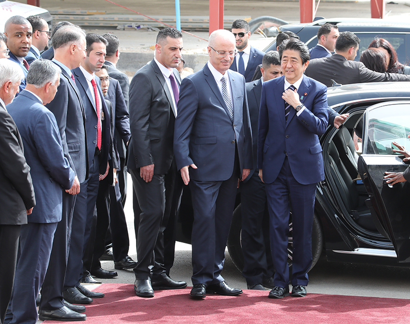ハムダッラー・パレスチナ首相による出迎えを受ける安倍総理