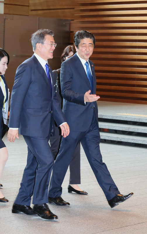 総理大臣官邸で文韓国大統領を出迎える安倍総理１