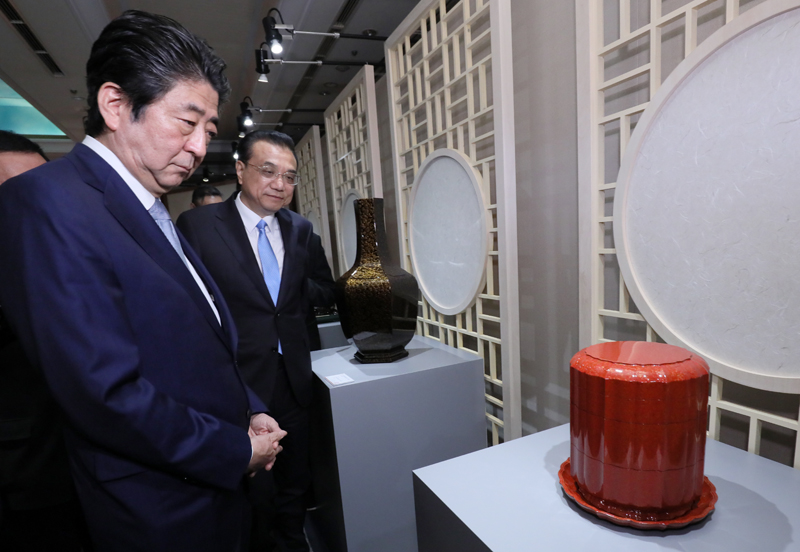 中国文化展示会で鑑賞する安倍総理３