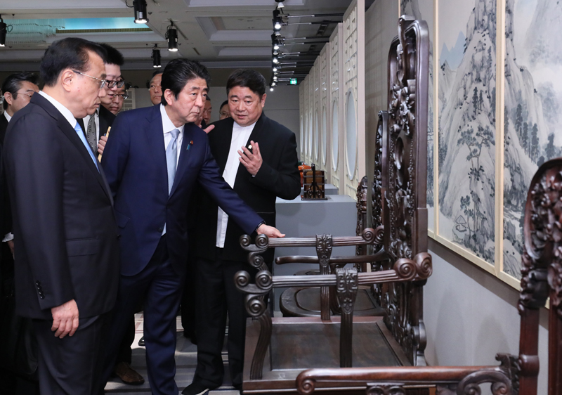 中国文化展示会で鑑賞する安倍総理４