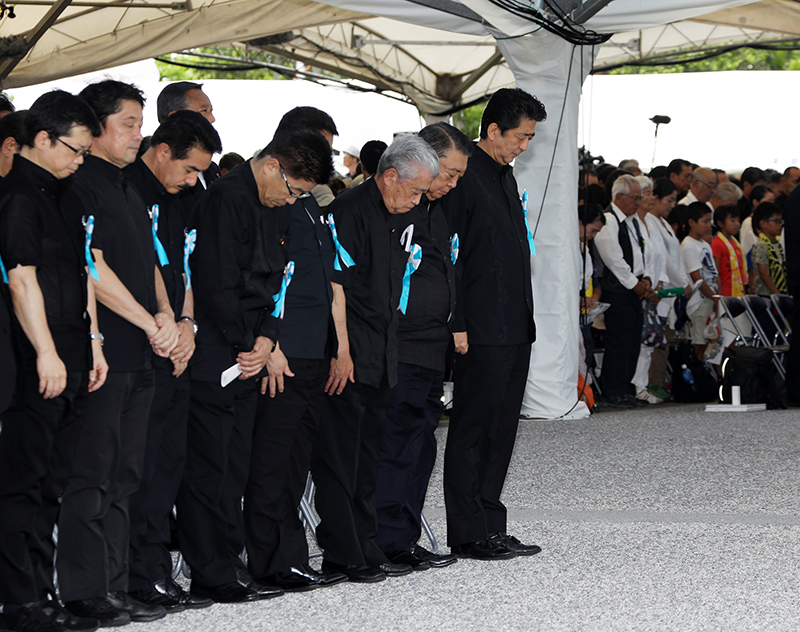 沖縄全戦没者追悼式で黙とうを捧げる安倍総理