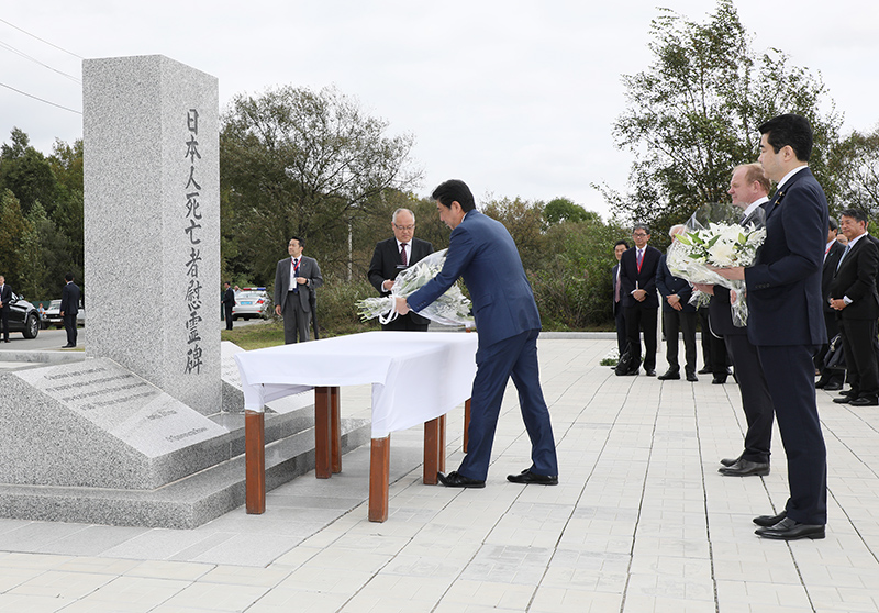 日本人抑留中死亡者慰霊碑に献花する安倍総理２