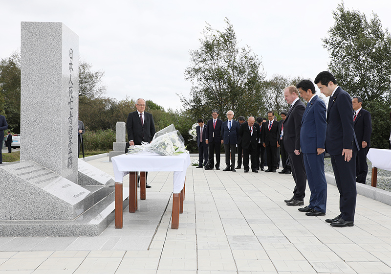 日本人抑留中死亡者慰霊碑に献花する安倍総理３